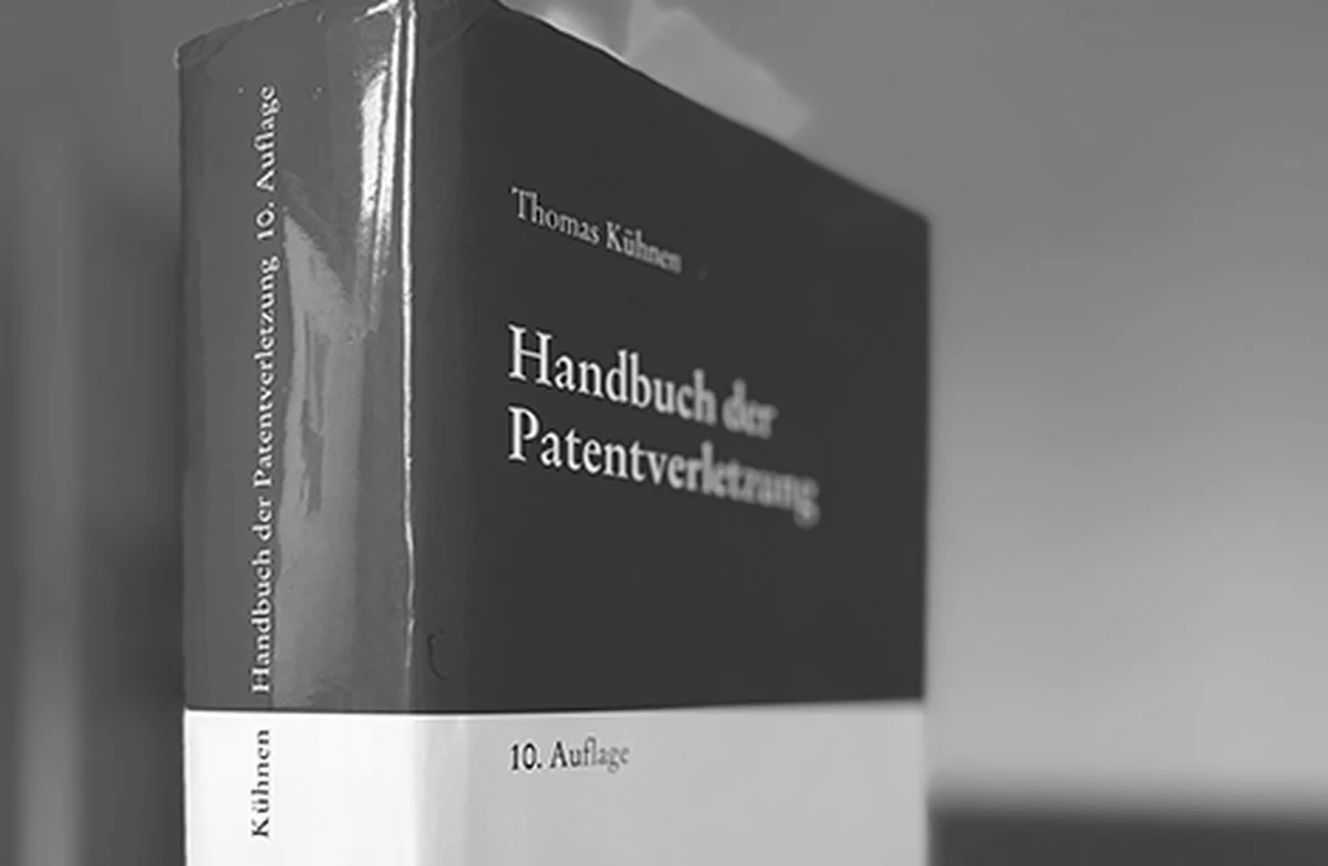 Handbuch der Patentverletzung von Kühnen im Bücherregal – Fachliteratur zum Patentrecht bei Slopek Rechtsanwälte