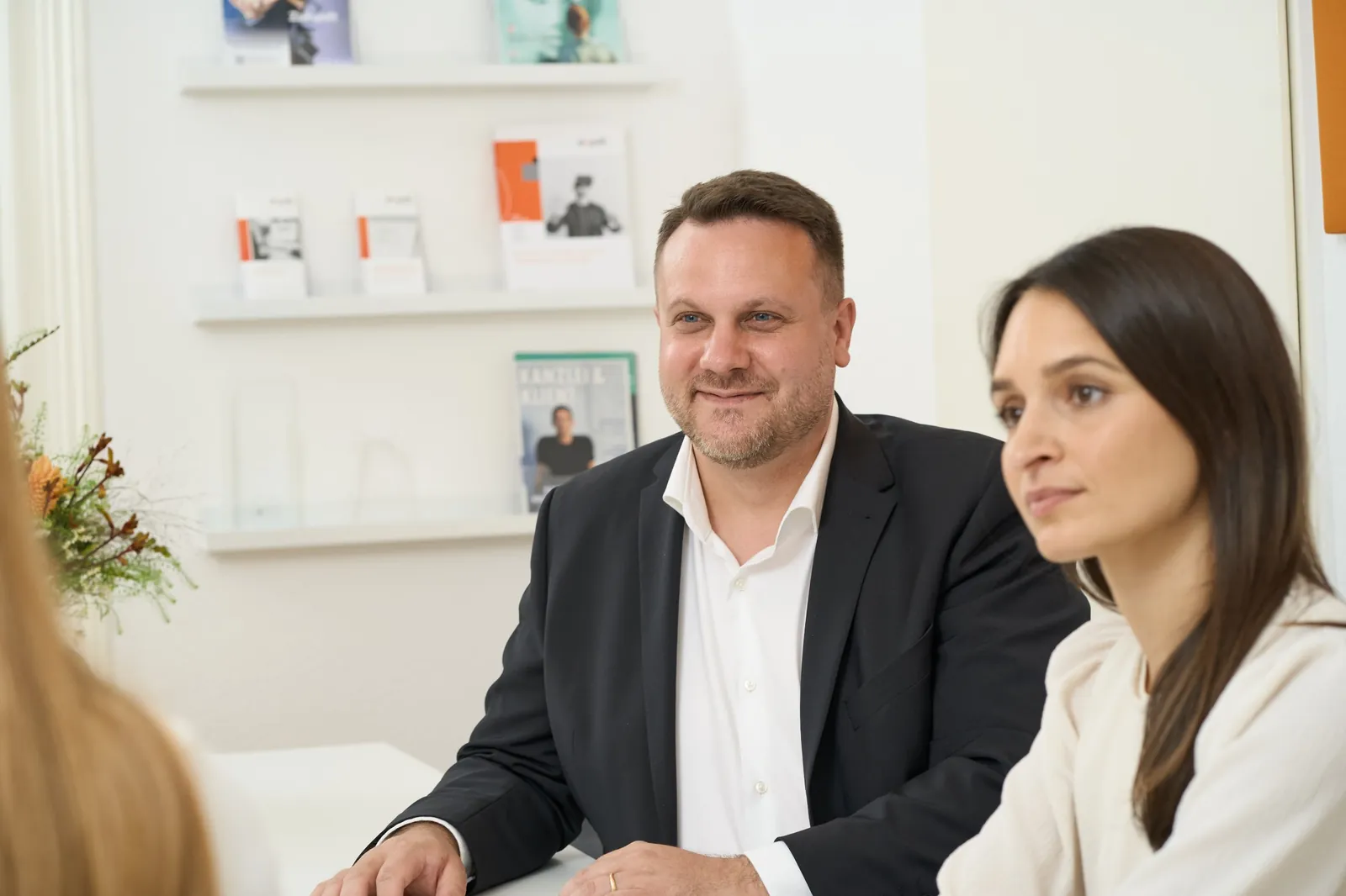 Rechtsanwalt Dr. David Slopek und Rechtsanwältin Laura Weckwerth vor Fachpublikationen – Missbrauch von Marktmacht