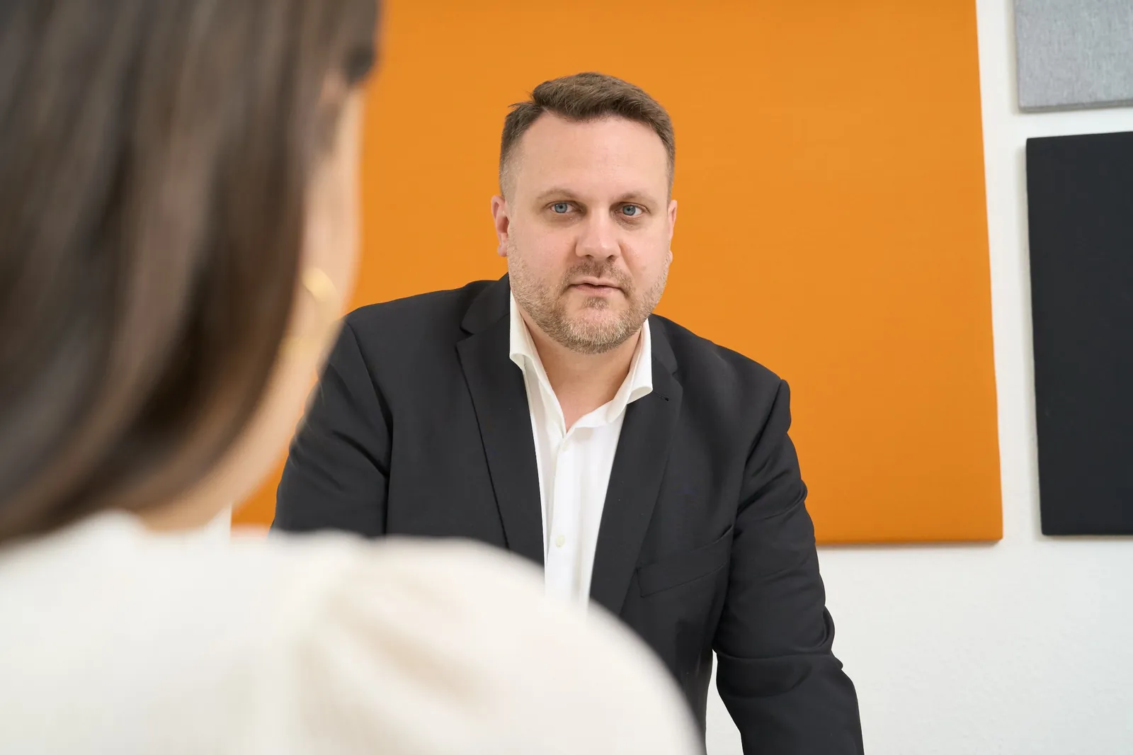 Rechtsanwalt Dr. David Slopek im Gespräch mit einer Mandantin – Vertriebsverträge und Vertriebssysteme bei Slopek Rechtsanwälte