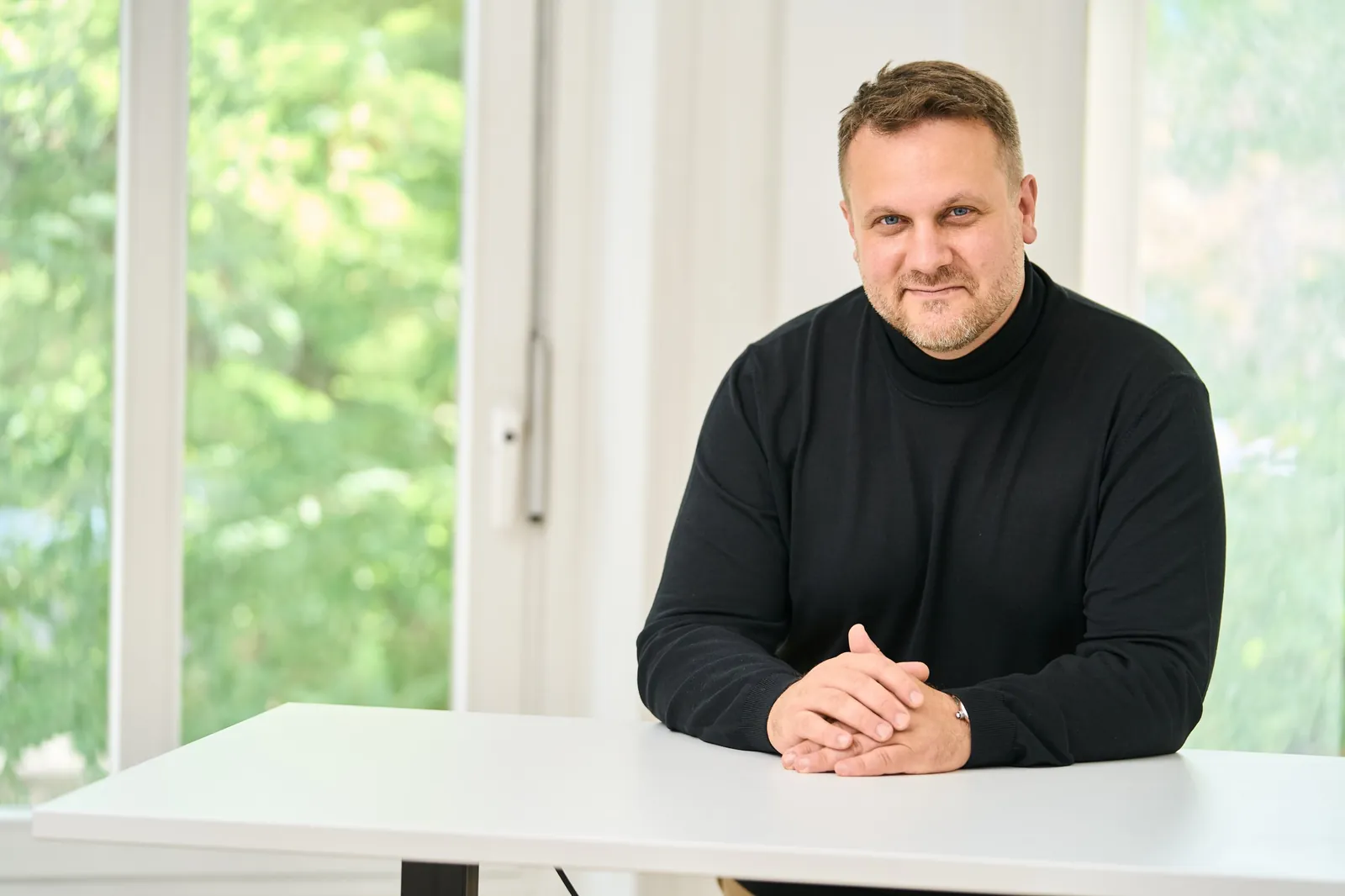 Rechtsanwalt Dr. David Slopek am Besprechungstisch der Kanzlei – Beratung zum Recht am eigenen Bild bei Slopek Rechtsanwälte