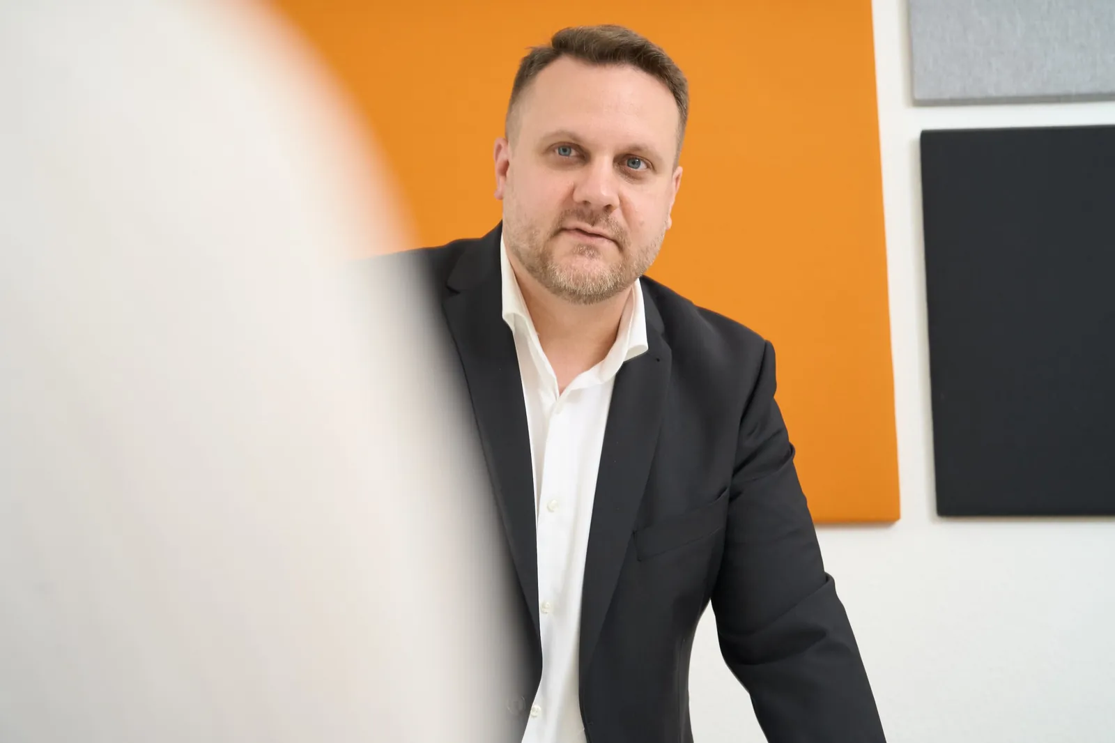 Designanmeldungen – Slopek Rechtsanwälte Rechtsanwalt Dr. David Slopek bespricht mit einem Mandanten die Durchsetzung seiner Rechte – Designanmeldungen bei Slopek Rechtsanwälte