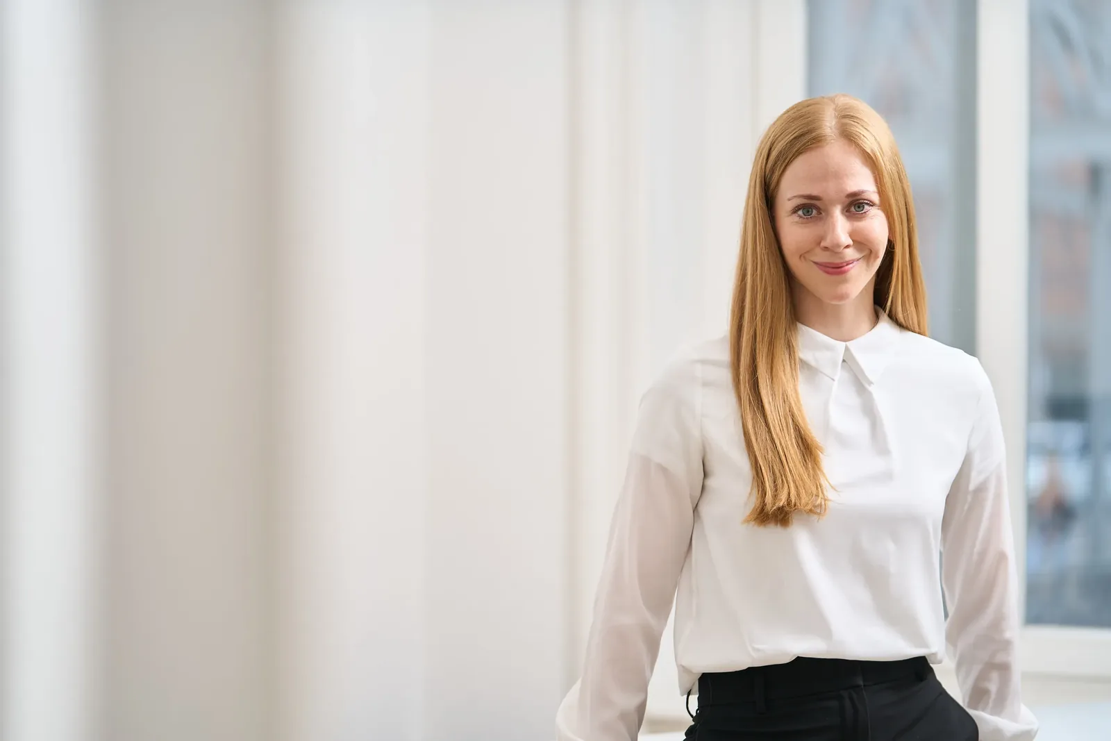 Rechtsanwältin Dana Schröder in den Räumen der Kanzlei – Ansprechpartnerin für das Recht am eigenen Bild bei Slopek Rechtsanwälte